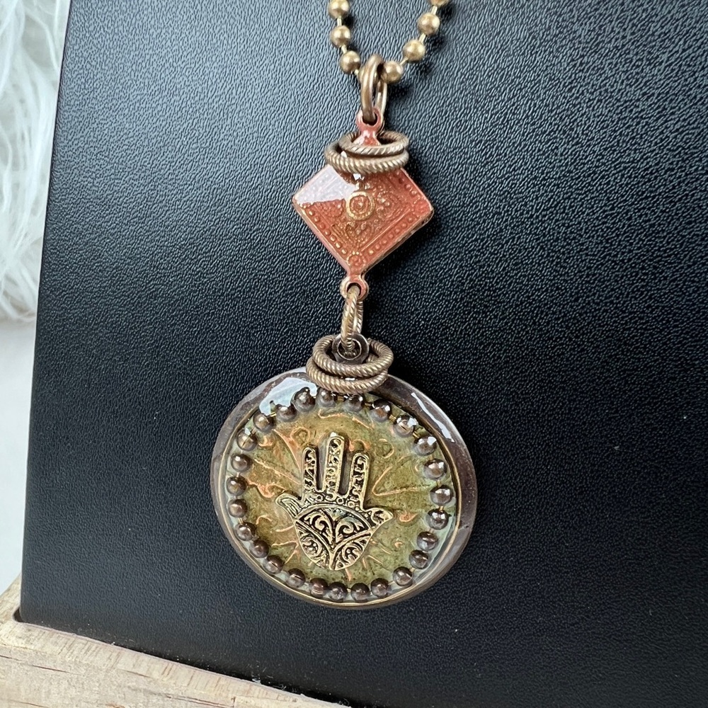 Gorgeous, bohemian chic, hand, zen pendant necklace - Picture 4 of 8